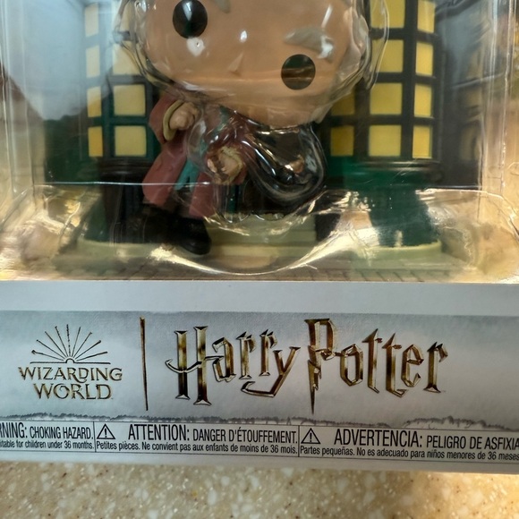 Funko Pop Deluxe Garrick Ollivander with Wand Shop - Picture 4 of 11